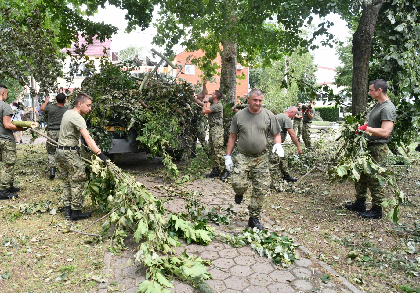 HV u rascicavanju oslujnog nevremena u Slavoniji