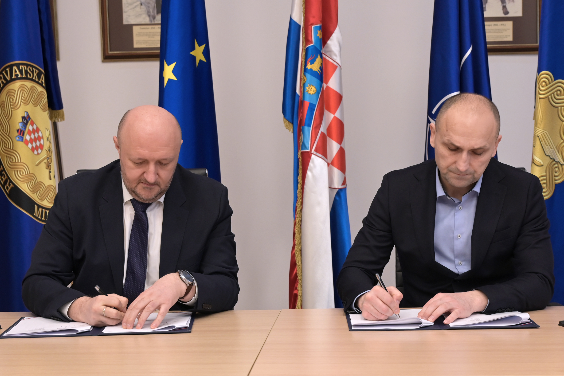 Debeljak Anusic potpisivanje ugovora