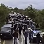Goloruki narod i vozila blokiraju kolonu tenkova JNA u mjestu Polog 7. svibnja 1991. godine