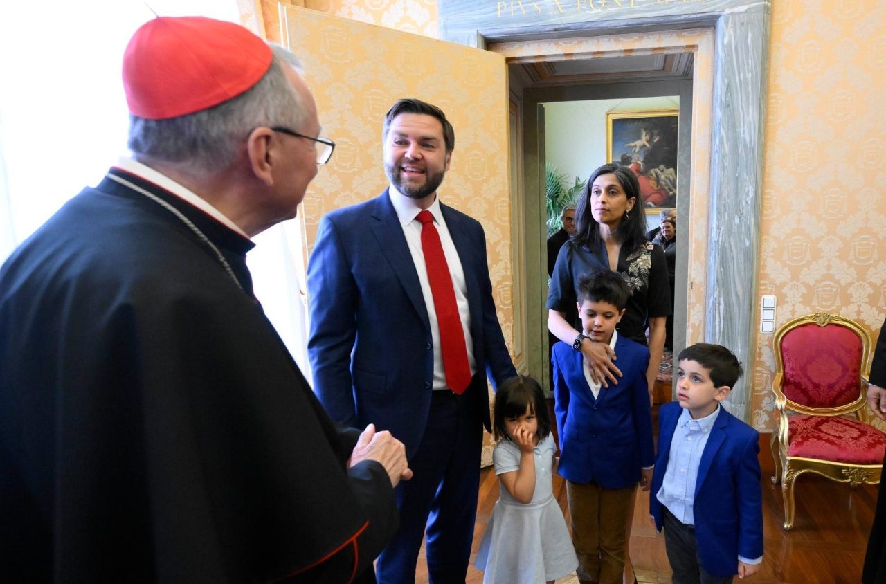 JD Vance i obitelj s kardinalom Parolinom Foto Vatican media