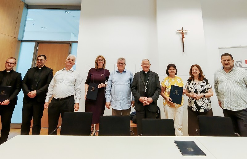 Nagrade Hrvatskog drustva katolickih novinara za zivotno djelo nagraden D. Silad