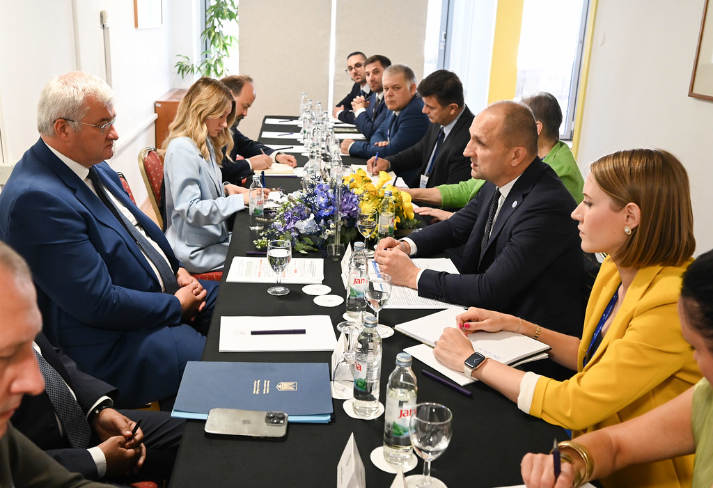 54648899887 e65370dd17 b