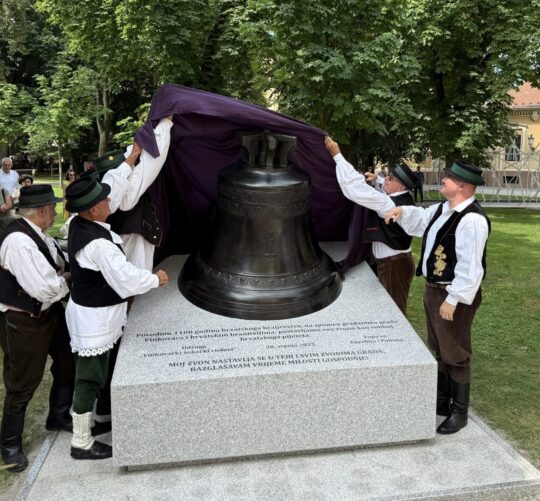 Vinkovci Spomen biljezje 1100 godina hrvatskog kraljevstva