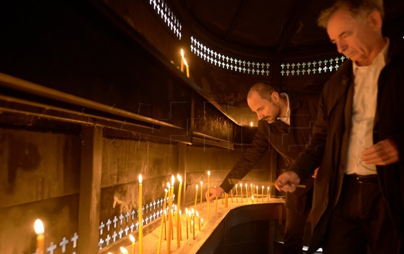 Predstavnici SNV a i Prosvjete zapalili svijece u pocast zrtvama Vukovara i Skabrnje