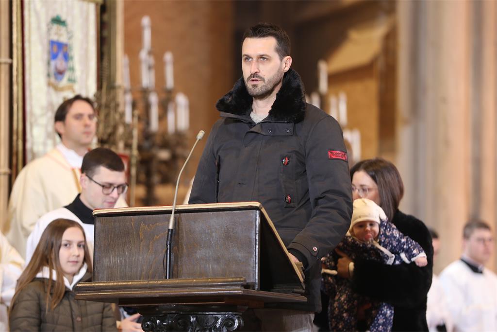 Nadbiskup Kutlesa predvodio misno slavlje svetkovine Bogojavljenja u Zagrebackoj katedrali 16