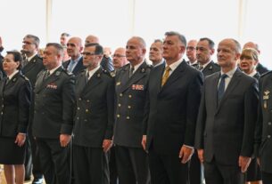 Predsjedniki Milanović uručui umirovjenim časnicima HV-a bodeže