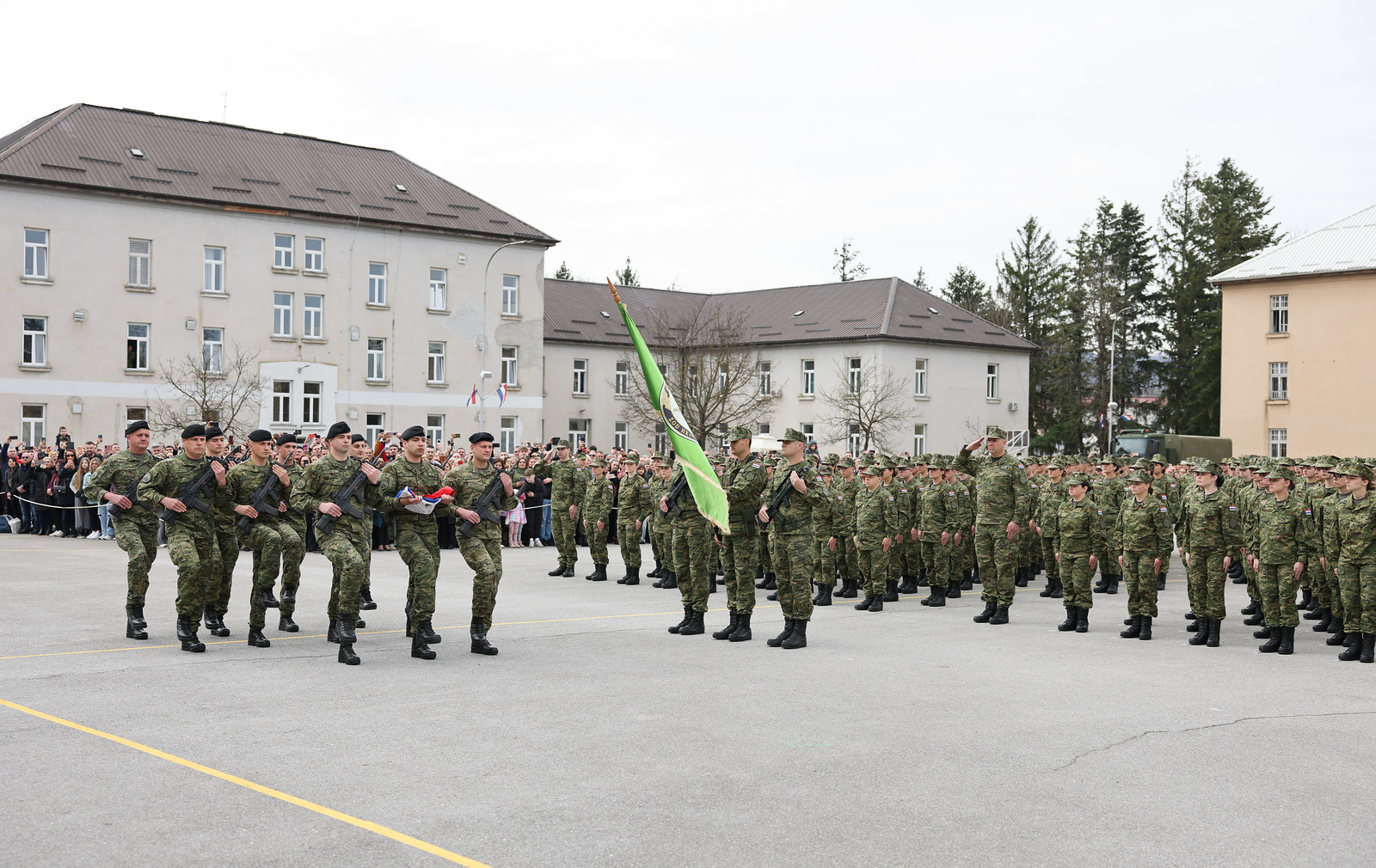 U požeškoj vojarni prisegnulo 400 ročnika, nazočio i ministar Anušić