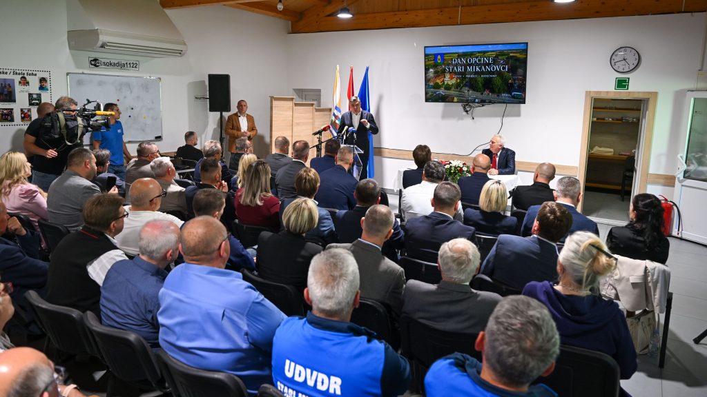 Zoran Milanović na Dan općine u Starim Mikanovcima