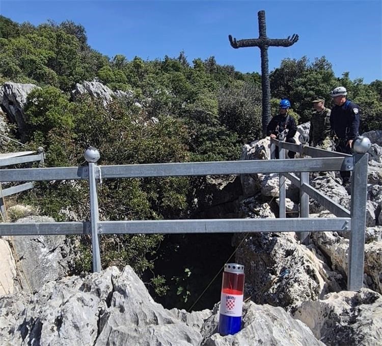 Jama Golubinka na brdu Sopanj