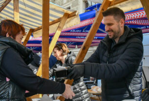 Na Veliki petak gradonačelnik Ivan Radić dijelio fiš građanima