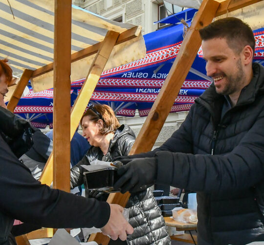 Na Veliki petak gradonačelnik Ivan Radić dijelio fiš građanima