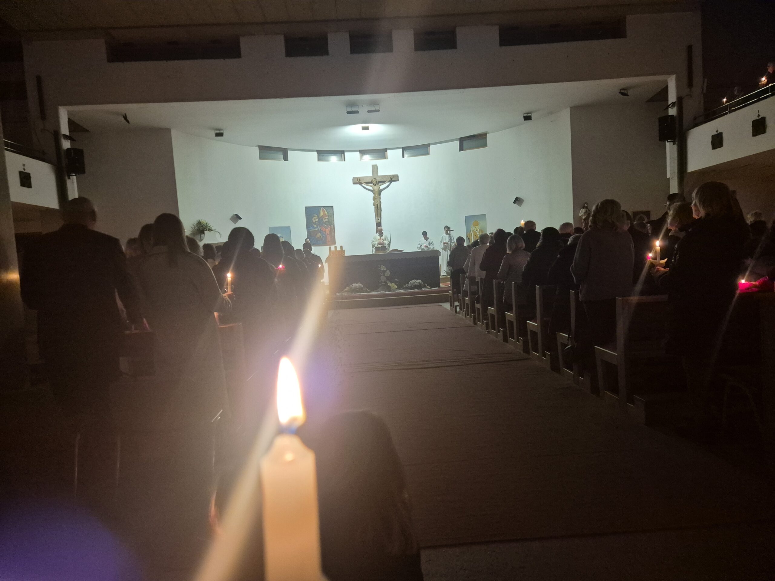 U Župi sv. Ćirila i Metoda u Osijeku svečano je proslavljeno Vazmeno bdijenje