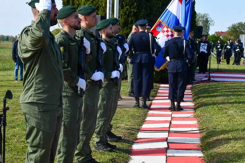 Borovo, 12 redarstvenika 35 obljetnica, podizanje zastave