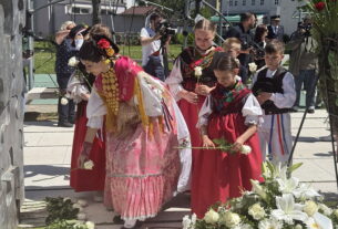 Slavonski Brod, odavanje počasti ispred spomen obilježeja Prekinuto djetinjstvo
