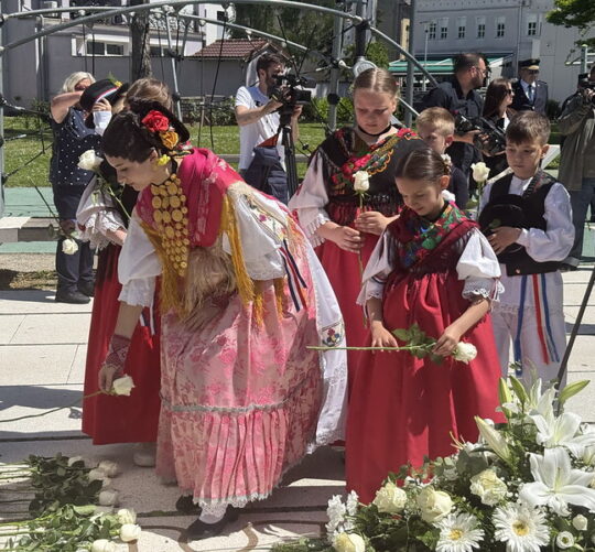 Slavonski Brod, odavanje počasti ispred spomen obilježeja Prekinuto djetinjstvo