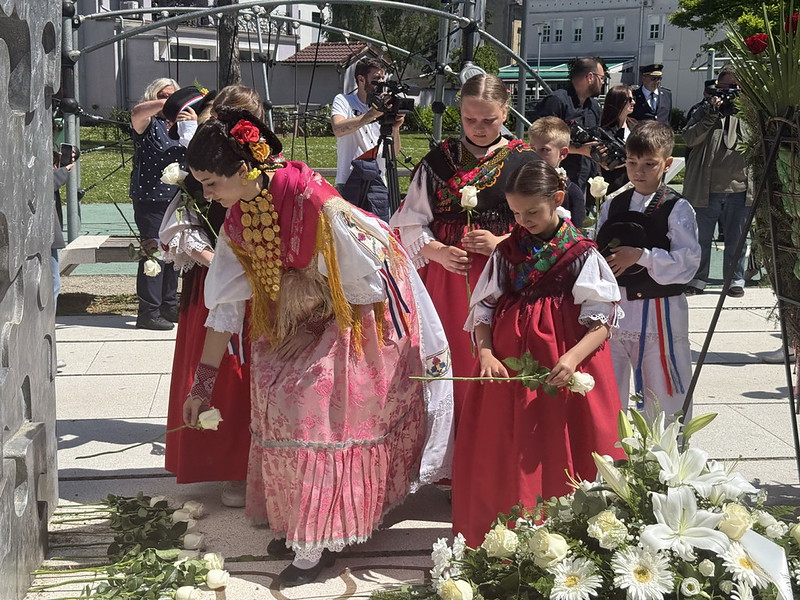 Slavonski Brod, odavanje počasti ispred spomen obilježeja Prekinuto djetinjstvo