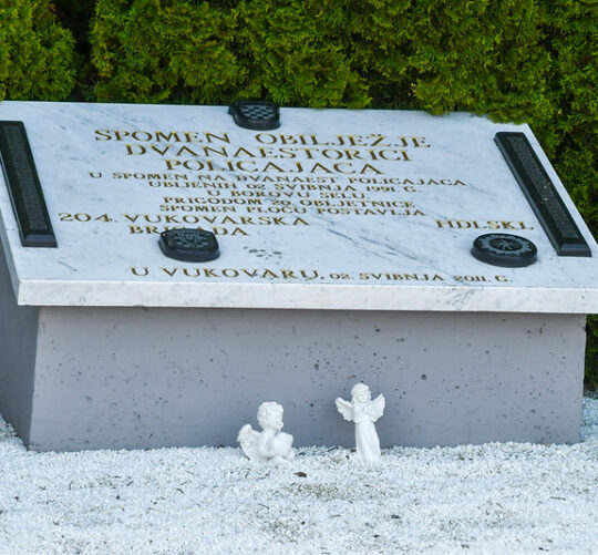 Spomen ploča u Borovu na ubojstvo 12 pripadnika vinkovačke SJP
