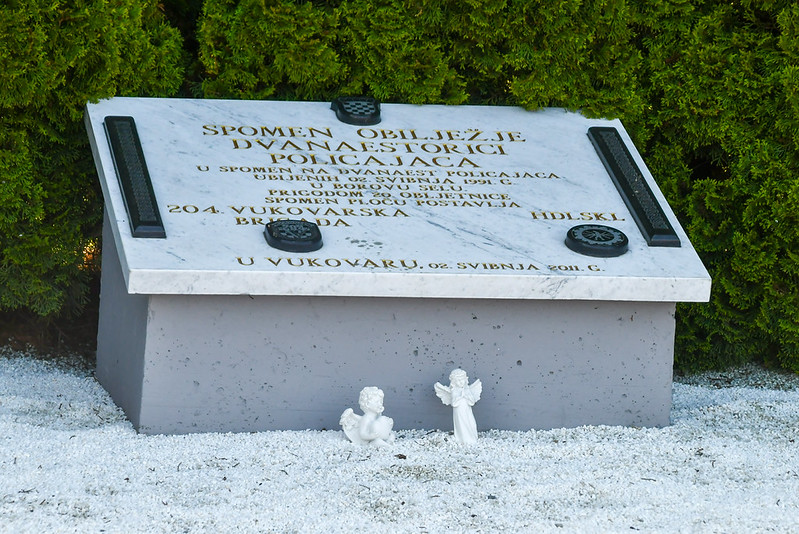 Spomen ploča u Borovu na ubojstvo 12 pripadnika vinkovačke SJP