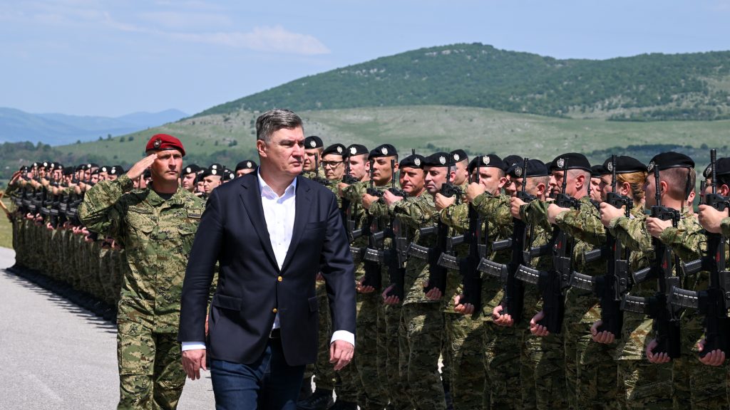 Zoran Milanovic u obilasku vojarne u Udbini Milanović u OSRH