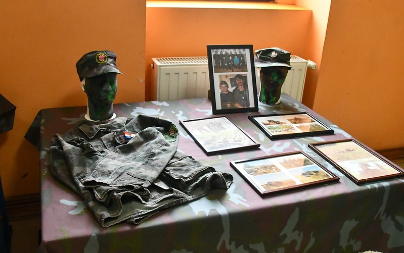 Prve uniforme ZNG a i policije Bitka za Dardu
