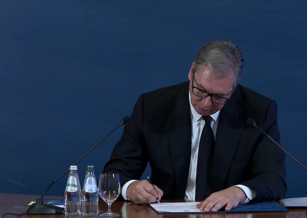 aleksandar vucic ostavka srbija