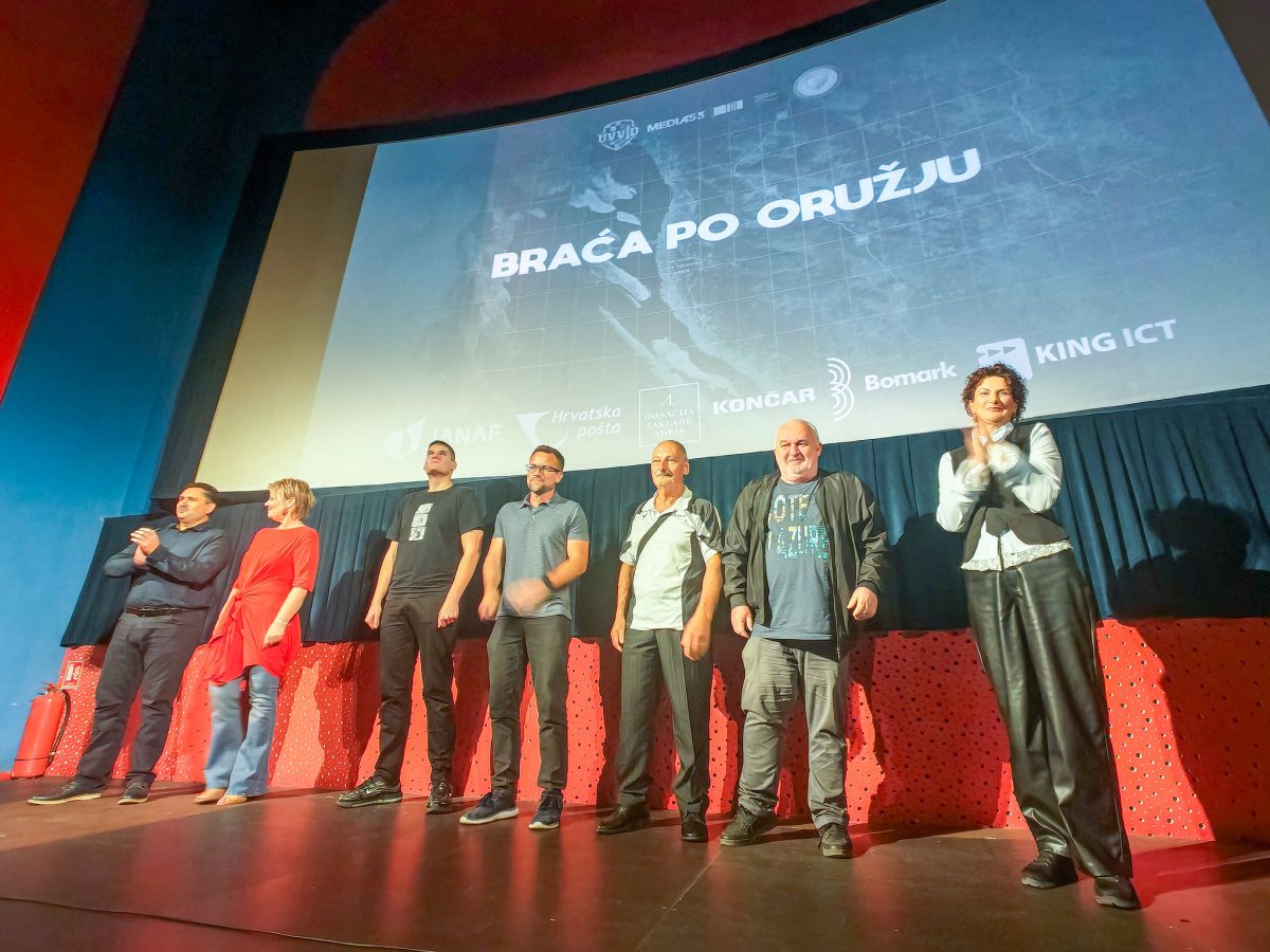 projekcija, Uranija, Braća po oružju