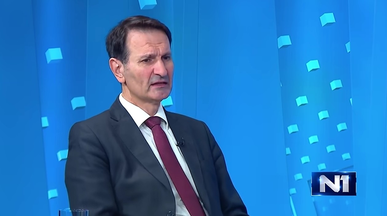 Pad Aleksandra Vučića